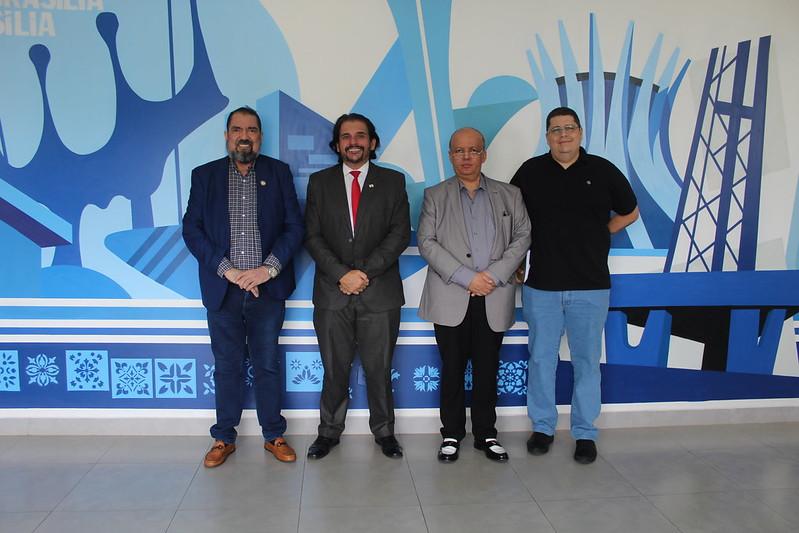 Capa da notícia: Senador da República do Paraguai, Édgar López visita o Arquivo Público do DF
